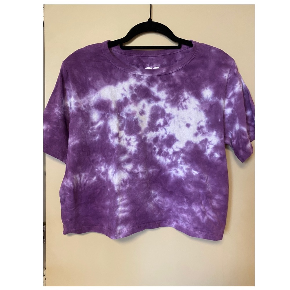 Purple and white crop top t-shirt